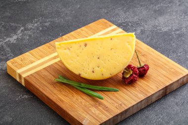 Cevizli sert peynir tuğlası.