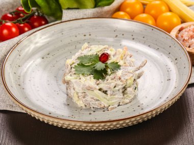 Jambonlu ve sebzeli Rus salatası.