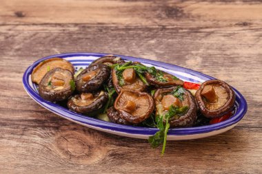 Baharatlı ve otlu terbiye edilmiş Shiitake mantarı.