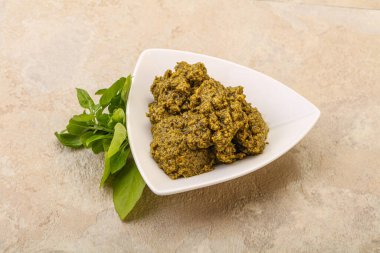 Fesleğen ve sedir fıstıklı yeşil sos sosu.