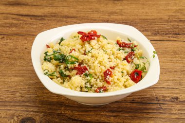 Vejetaryen yemeği - sebzeli kuskus ve maydanoz.