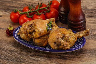 Tatlı ve baharatlı soslu tavşan yahnisi.