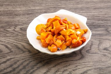 Baharatlı salamura bal mantarı kasede.