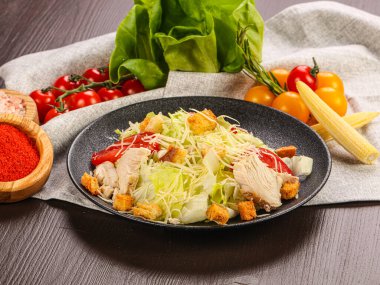 Tavuk ve parmesam peynirli Sezar salatası.