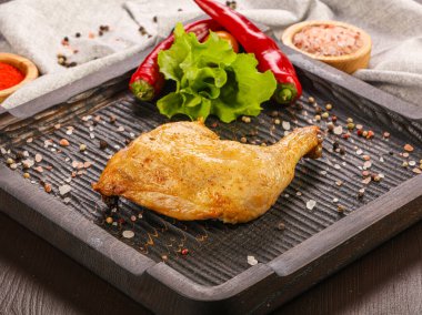 Otlar ve baharatlar kavrulmuş tavuk budu 