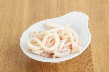 Terbiye edilmiş mürekkep balığı kasede atıştırmalık.