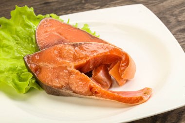 İki pembe somon balığı bifteği. Salata yaprağı.