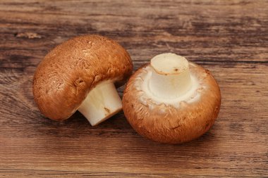 Arka planda Lezzetli Çiğ Kahverengi Şampiyonlar