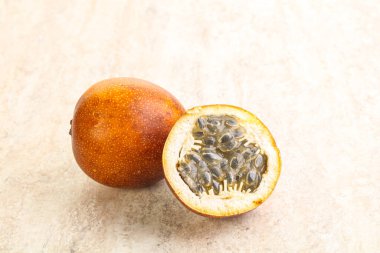 Dilimlenmiş tropik tatlı ve sulu Tutku meyvesi