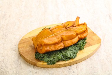 Tütsülenmiş kalamar aperatifi izole edilmiş.