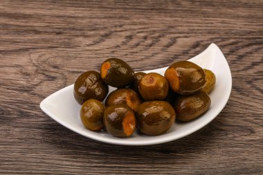 Kasede marine edilmiş feijoa meyvesi.