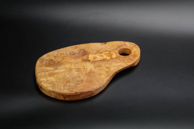 Mutfak için siyah arkaplan üzerine zeytin ağacı tahtası