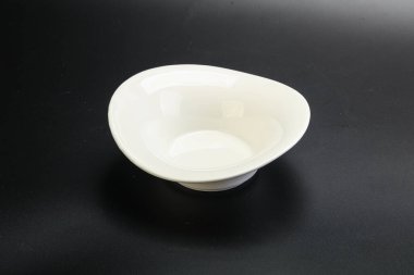 İzole edilmiş servis için beyaz boş tabak