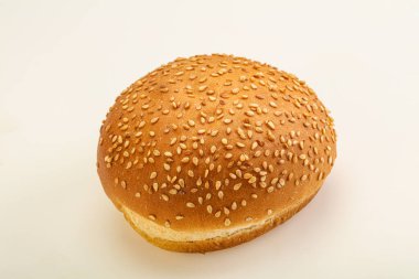 Susamlı taze hamburger ekmeği.