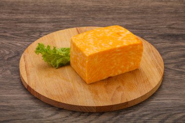 Sütlü mermer peynir tuğlası.