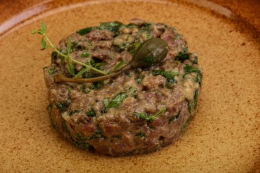 Kaparili çiğ tartar atıştırmalığı.