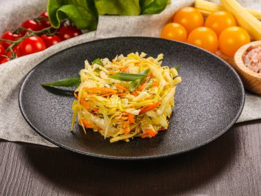 Lahana ve havuçlu Cole yavaş salatası