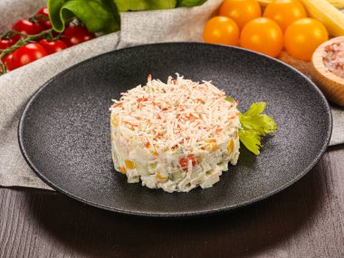 Yengeç surimi ile geleneksel Rus salatası