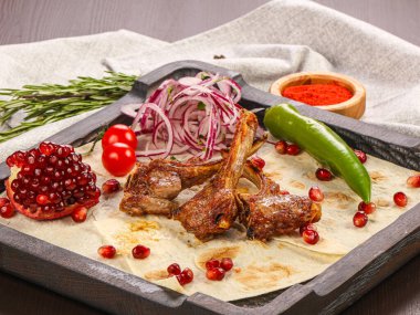 Izgara kuzu pirzolası soğanlı barbekü