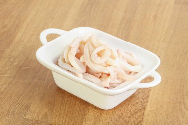 Terbiye edilmiş mürekkep balığı kasede atıştırmalık.