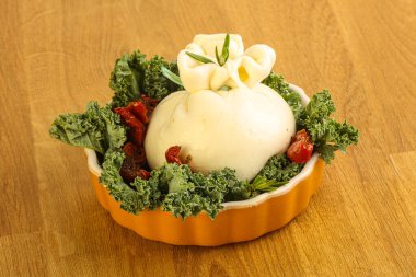 Kurutulmuş domatesli Burrata taze peyniri