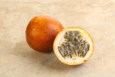 Dilimlenmiş tropik tatlı ve sulu Tutku meyvesi