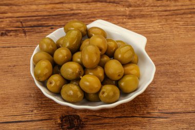 Kavanozda yeşil zeytin turşusu