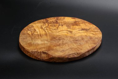 Mutfak için siyah arkaplan üzerine zeytin ağacı tahtası