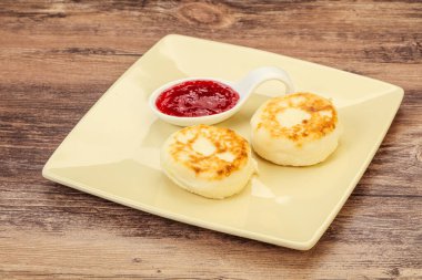 Kahvaltıda çilek reçelli süzme peynirli krep.