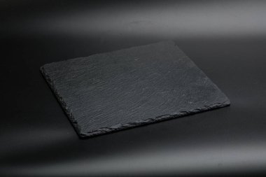 Mutfak için siyah taş bir tabak.