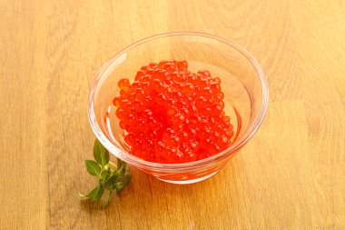 Rus kırmızı havyarı kasede.