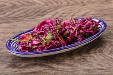 Bitki ve baharatlı kırmızı lahana turşusu