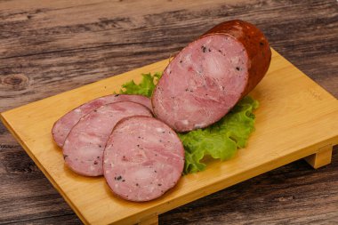 Baharatlı ve otlu füme jambon.