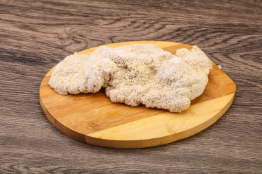 Kızartma için çiğ domuz eti şnitzel.