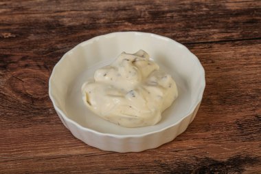 Parmesan peynirli ve otlu Sezar kremi sosu.