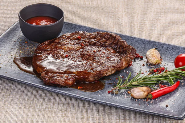 Grilovaný Hovězí Steak Podávaný Pepřem Rozmarýnem — Stock fotografie