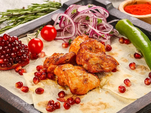 Tavuk kalçalı ızgara soğan halkaları.