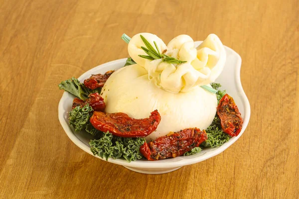 Kurutulmuş domatesli Burrata taze peyniri