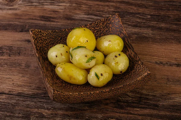 Junge Salzkartoffeln Der Schüssel Serviert Zwiebeln — Stockfoto