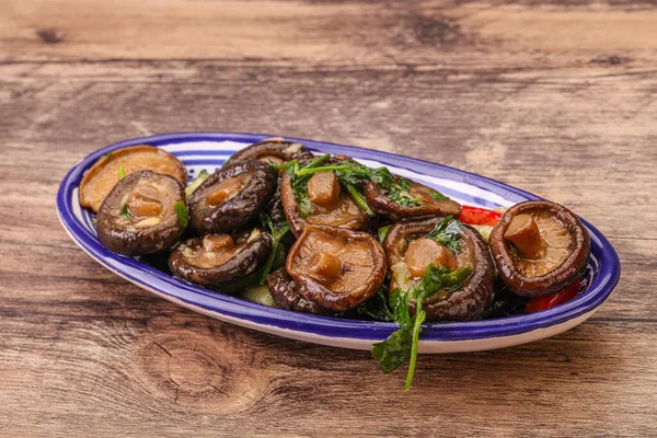 Baharatlı ve otlu terbiye edilmiş Shiitake mantarı.