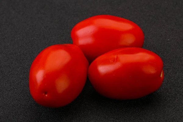Niewiele Czerwonych Jaskrawo Smacznych Pomidorów — Zdjęcie stockowe