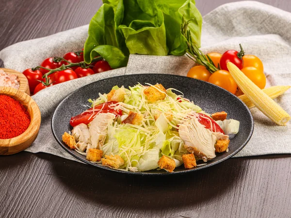 Caesar Salat Mit Huhn Und Parmesan — Stockfoto