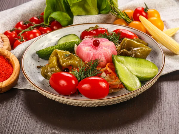 Mélange Légumes Marinés Dans Assiette Tomate Poivre Concombre Ail — Photo