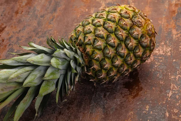 Ananas Fresco Maturo Sullo Sfondo Legno — Foto Stock