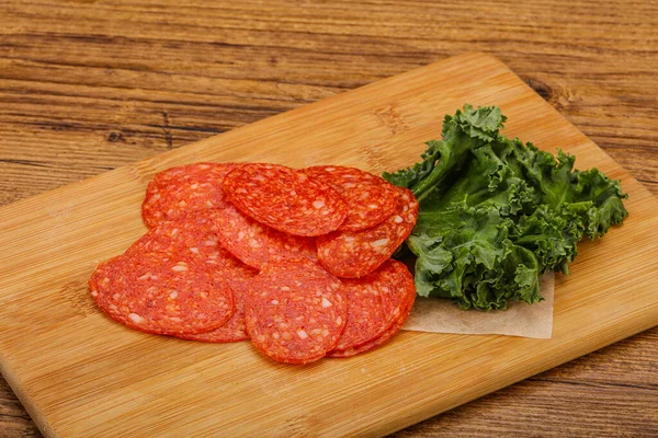 Italiensk Kryddig Pepperoni Korv Skivor Över Bord — Stockfoto