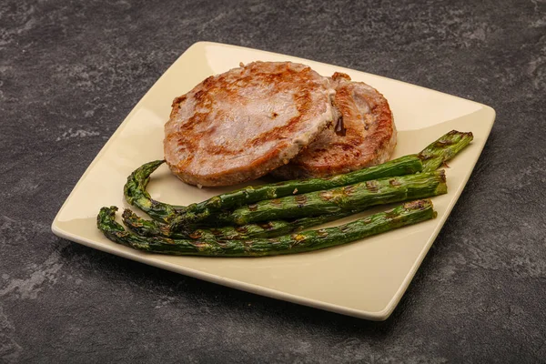 Bife Atum Grelhado Com Espargos Verdes — Fotografia de Stock