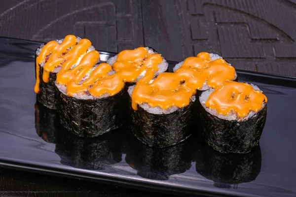 Roti Gulung Jepang Maki Dengan Salmon Dan Saus — Stok Foto