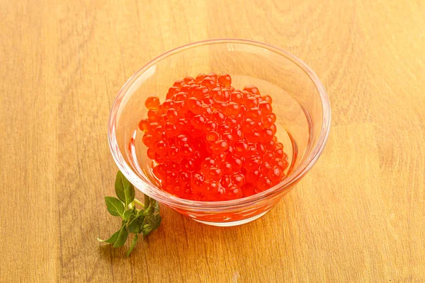 Rus kırmızı havyarı kasede.