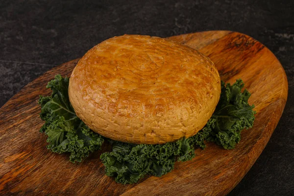 Копченый Грузинский Традиционный Сыр Сулугуни — стоковое фото
