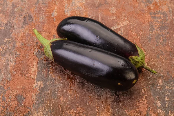 Deux Aubergines Crues Mûres Isolées Pour Cuisson — Photo